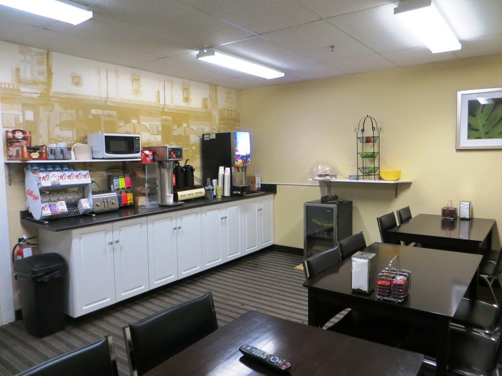 Super 8 By Wyndham Saskatoon Near Downtown Hotel Exterior photo